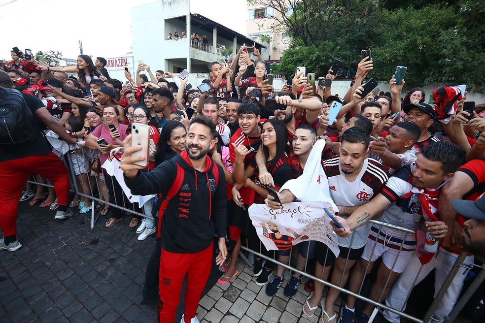 Everton Ribeiro tira fotos com torcedores do Flamengo em Uberlândia — Foto: Gilvan de Souza /CRF
