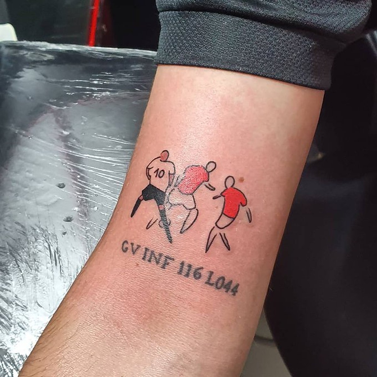 Torcedor faz tatuagem em homenagem a autor do gol da permanência