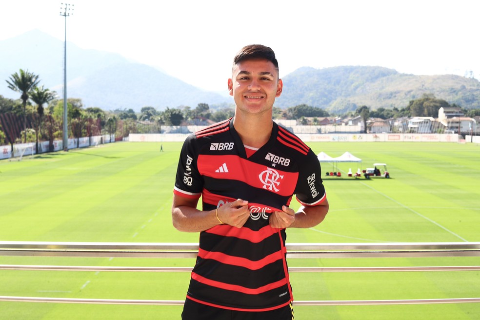 Alcaraz foi a contratao mais cara da histria do Flamengo por R$ 112 milhes  Foto: Gilvan de Souza/Flamengo