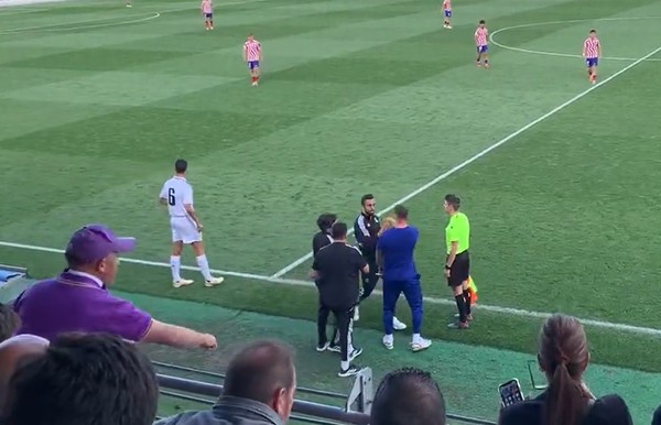 Arbeloa e Fernando Torres se envolvem em confusão em Dérbi - Reprodução