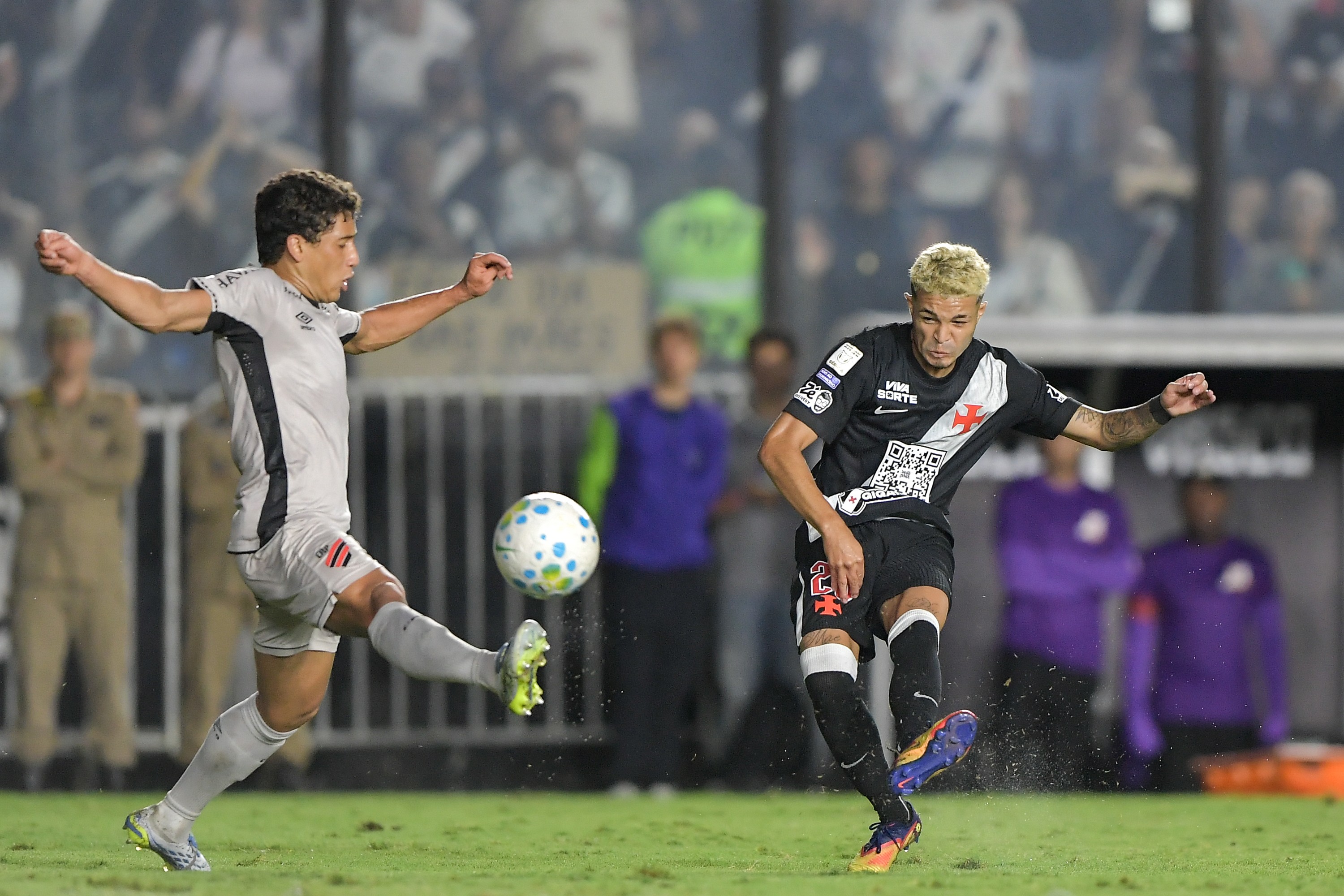 Adson volta a ser titular no Brasileirão após dois anos e dá nova opção no ataque do Vasco
