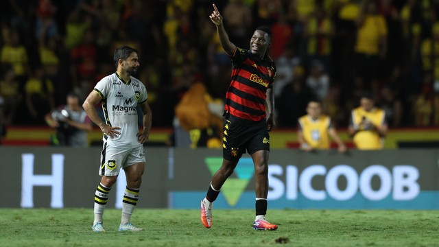 Patrick de Paula comemora seu gol em Sport x São Bernardo, pela Série B