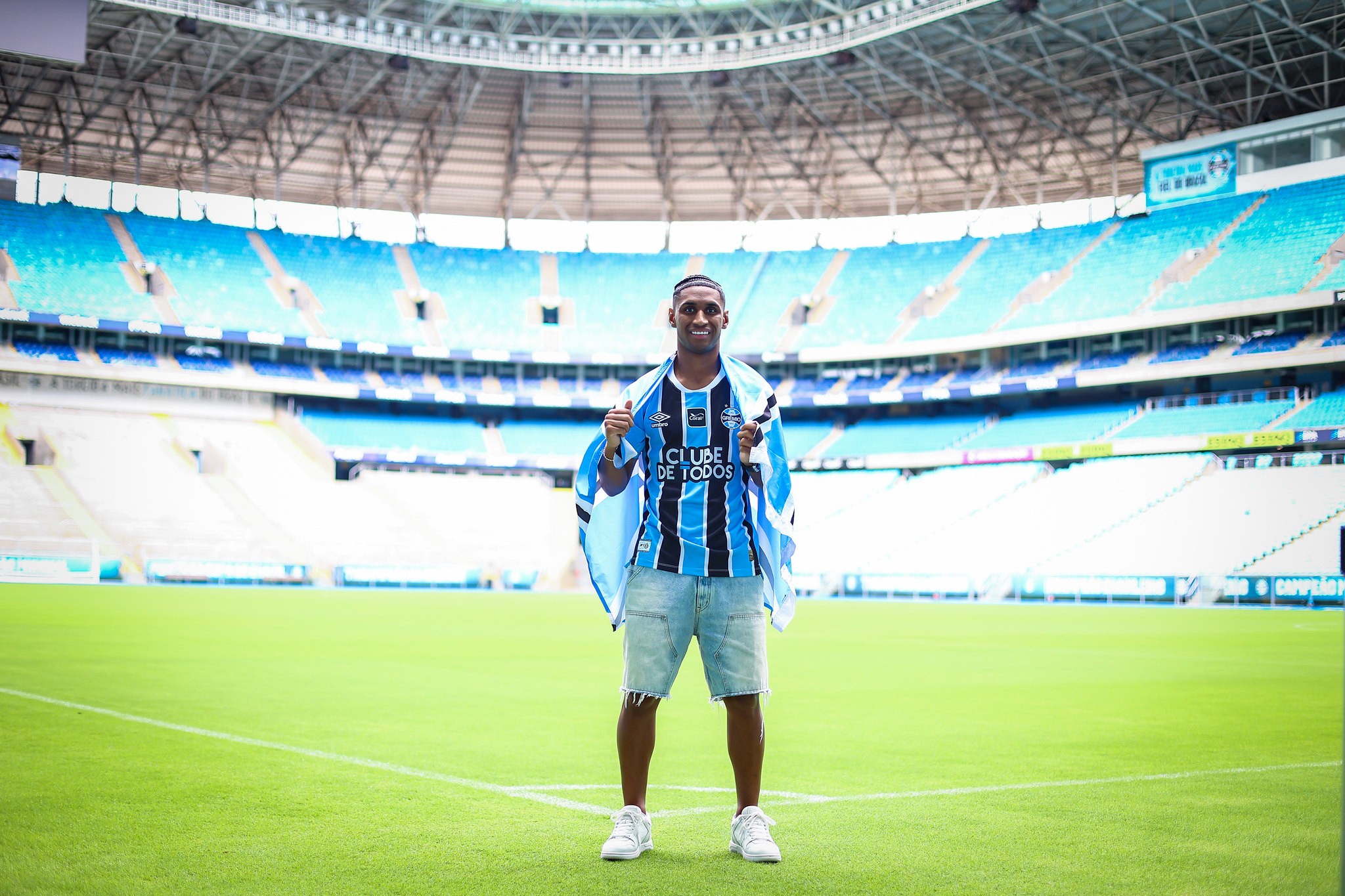 Luís Castro planeja estratégia para estreia de Tetê no Grêmio