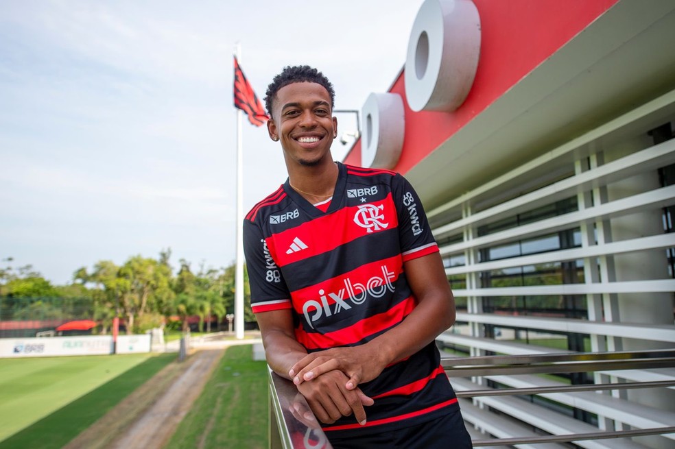 Carlinhos é anunciado pelo Flamengo — Foto: Marcelo Cortes /CRF