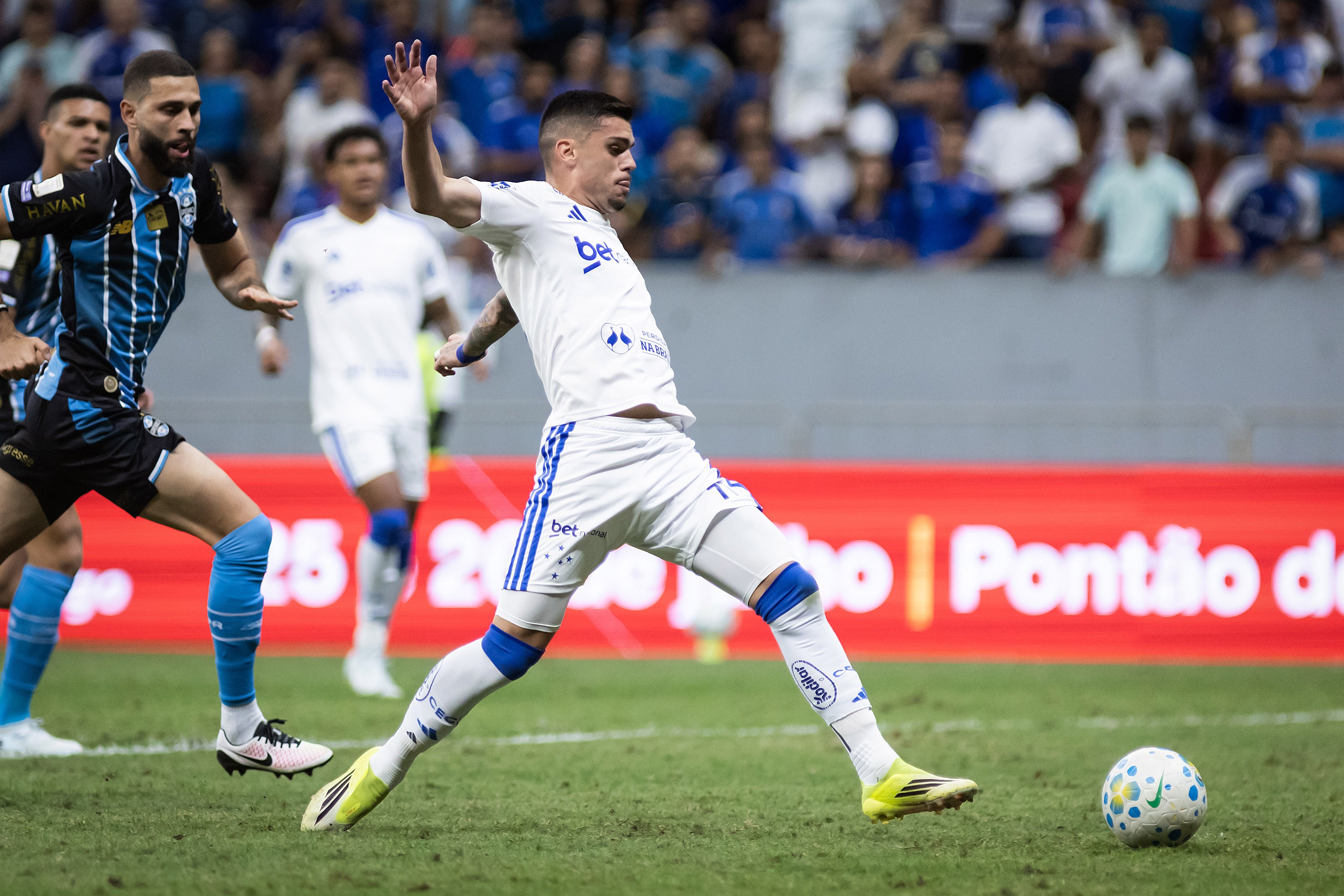 Erros cruciais e falhas na finalização custam derrota ao Cruzeiro em amistoso contra o Grêmio