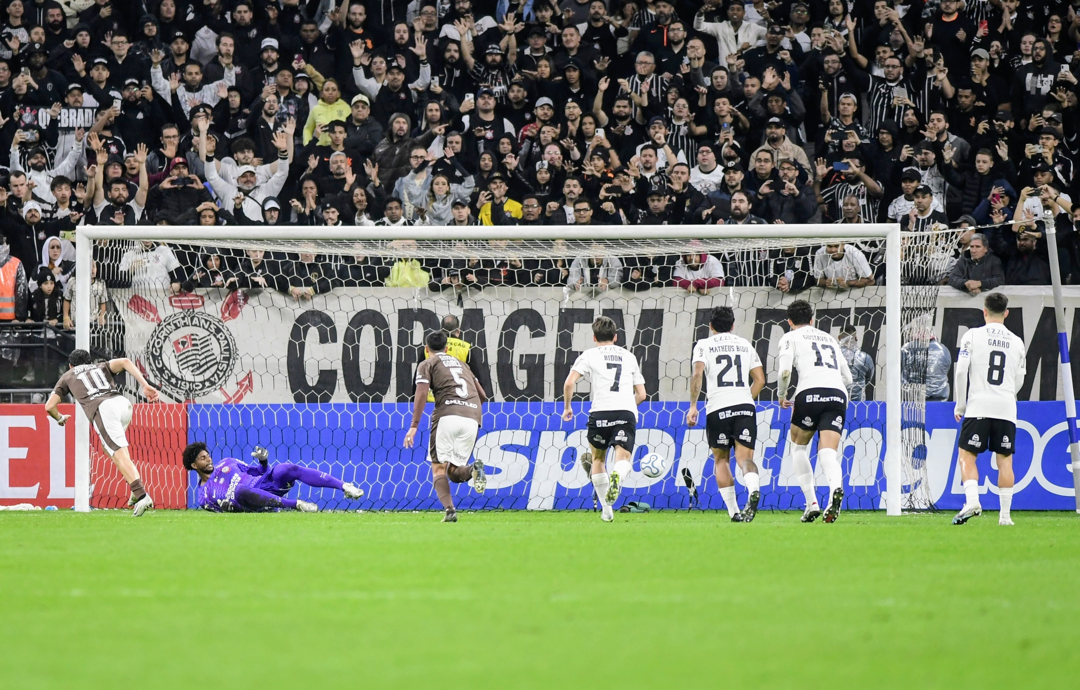 ERRO BIZARRO! Hugo Souza tem falha bizarra e entrega gol na derrota do Corinthians para o Platense