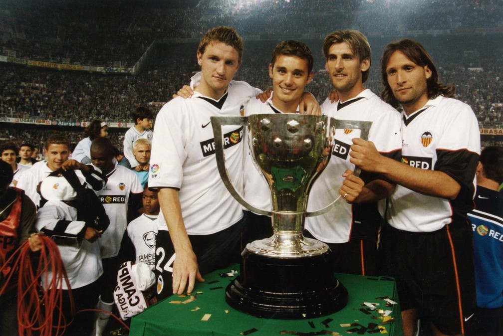 Fábio Aurélio (segundo da esquerda para a direita) comemora o título da LaLiga com os companheiros — Foto: Divulgação/Valencia CF