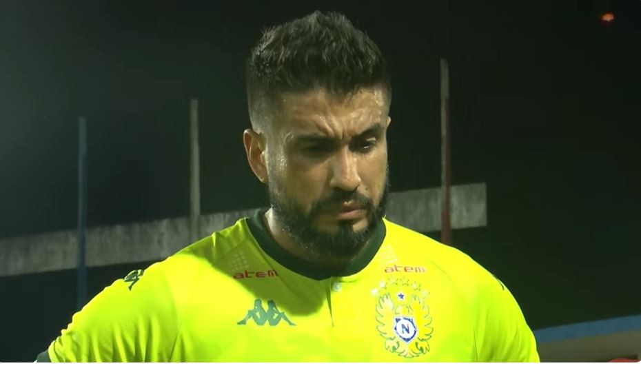 Goleiro perde o pai, mas volta para jogo e dedica acesso à Série C: "Foi por ele. Meu fã número um"