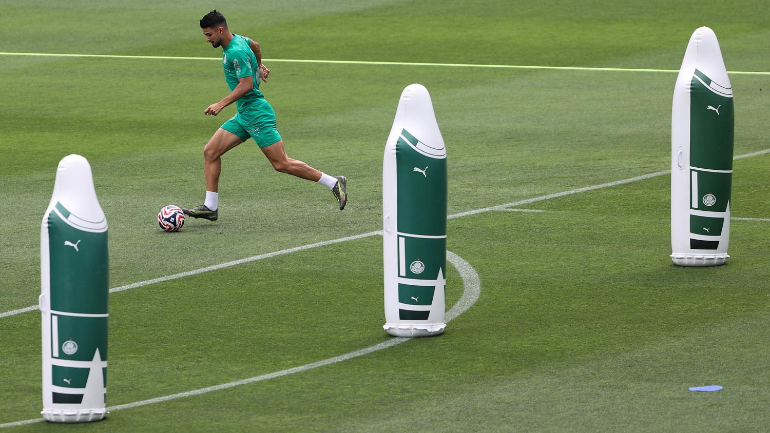 Correção de falha no Palmeiras gera dúvida em Abel após treino intensivo.