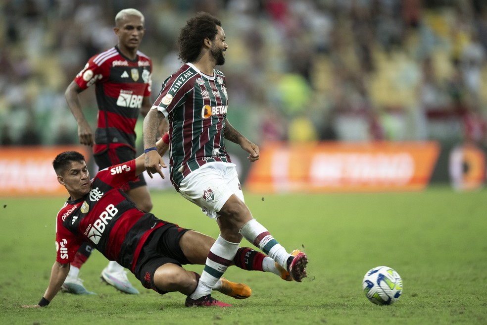 Marcelo dá caneta em Luiz Araújo e sai sorrindo antes de sofrer falta dura — Foto: Jorge Rodrigues/AGIF
