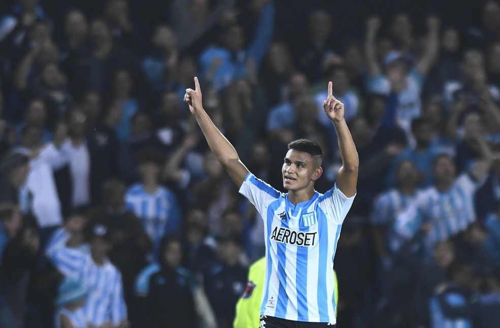 Alcaraz comemora um gol pelo Racing — Foto: Staff Images/Conmebol