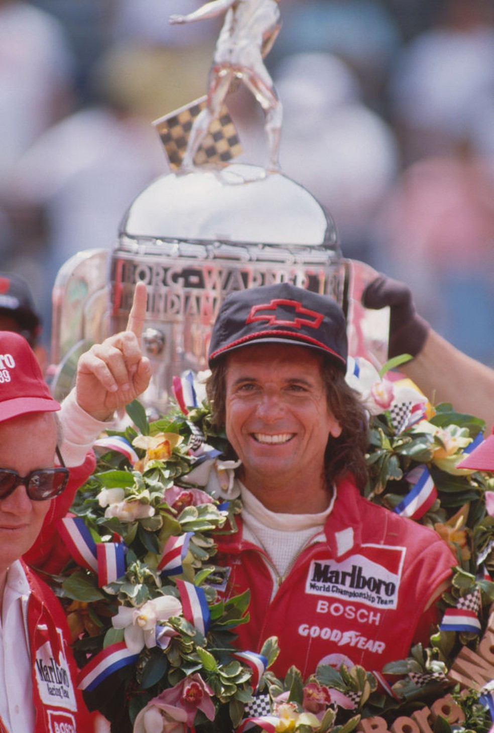 Emerson Fittipaldi comemora segunda vitória na Indy 500 em 1993 — Foto: Focus on Sport via Getty Images
