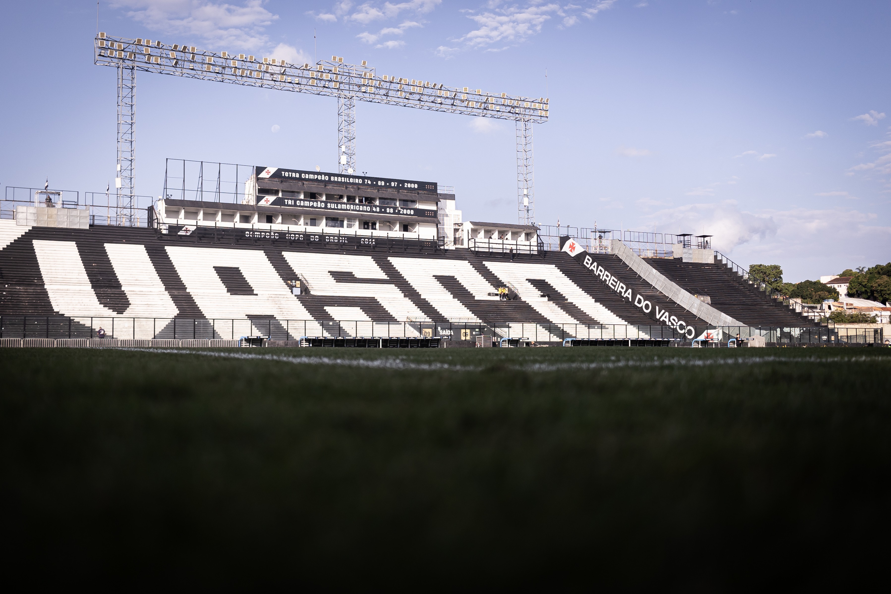 Vasco x Coritiba: onde assistir ao vivo, horário e escalações