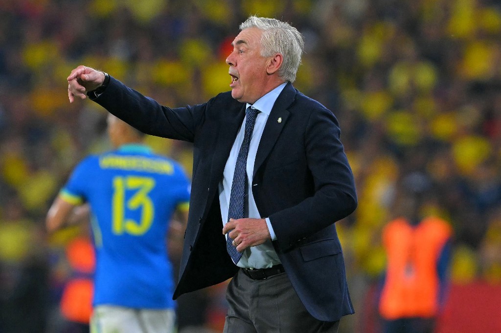 Veja quantos chicletes Ancelotti mascou em Equador x Brasil