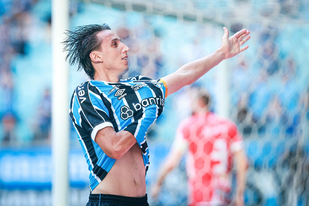 Geromel comemora gol pelo Grêmio — Foto: Agif