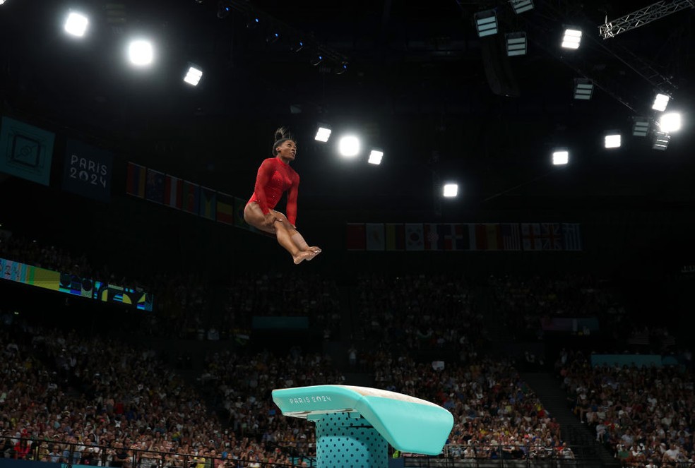Simone Biles desafiando a gravidade na final do salto em Paris 2024 — Foto: Naomi Baker/Getty Images