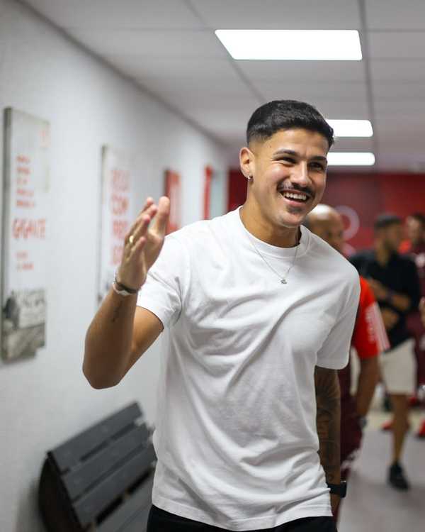Rômulo disputando partida pelo Inter