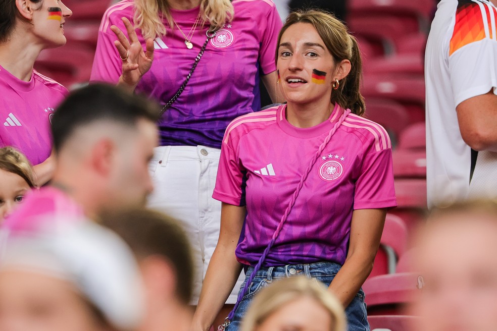 Lena Wurzenberger, namorada do t&eacute;cnico Nagelsmann, com a camisa roxa e rosa da Alemanha &mdash; Foto: Getty Images