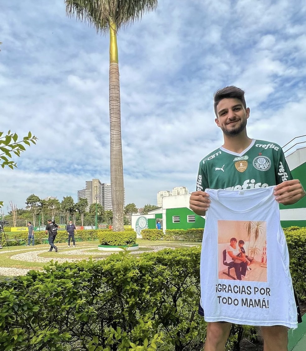 Flaco López levou camisa com mensagem para a mãe na apresentação pelo Palmeiras — Foto: Arquivo Pessoal