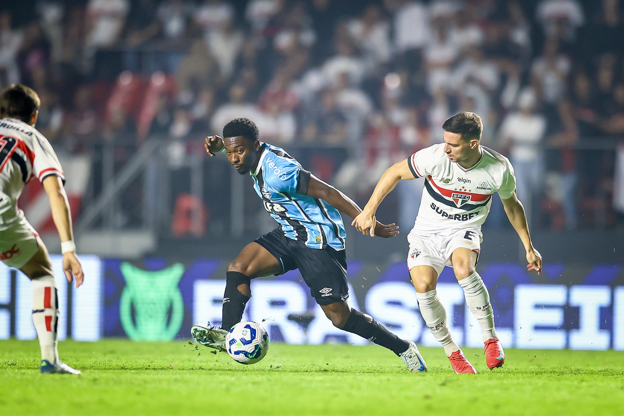 Grêmio e São Paulo se enfrentam em meio a polêmicas de arbitragem e VAR