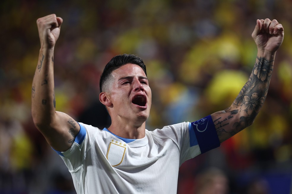 James Rodríguez chora com a classificação da Colômbia para a final — Foto: Jared C. Tilton/Getty Images