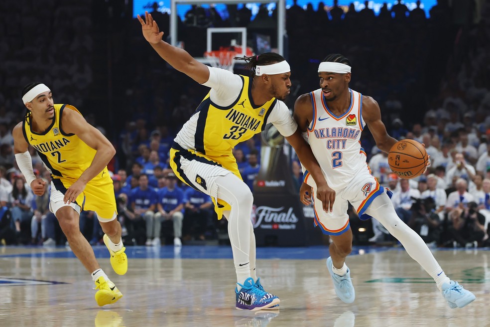Shai Gilgeous-Alexander é marcado de perto por Myles Turner — Foto: Matthew Stockman/Getty Images