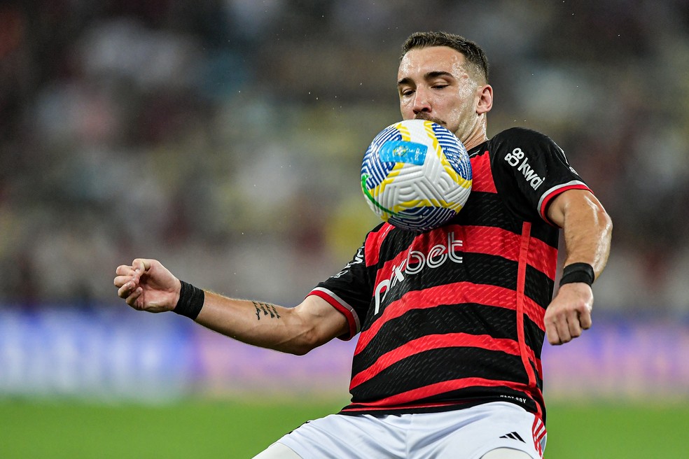 Léo Ortiz em ação no Flamengo x Bahia — Foto: Thiago Ribeiro/AGIF