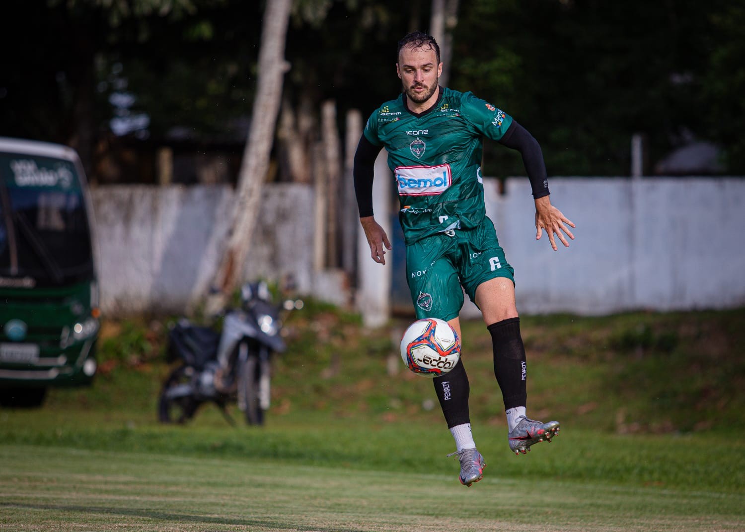 De volta após três meses, Ronaell dá o caminho para o acesso: 