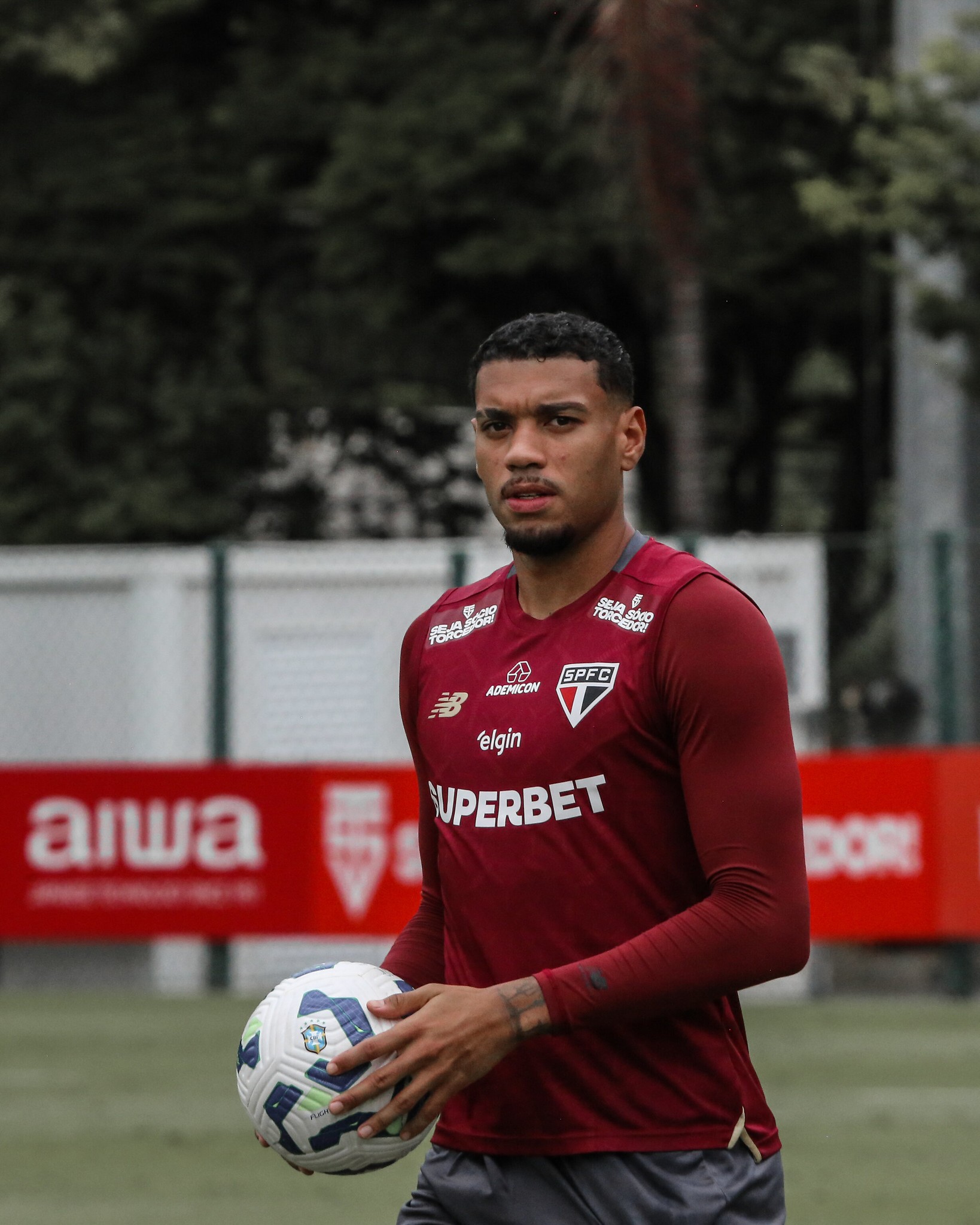 DE SAÍDA? São Paulo atrasa pagamento e enfrenta dificuldades na negociação por zagueiro Ruan