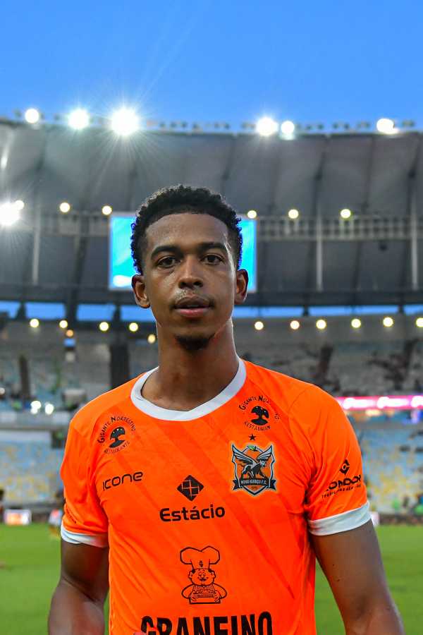 Carlinhos, do Nova Iguaçu, fica de fora por desconforto no aquecimento.