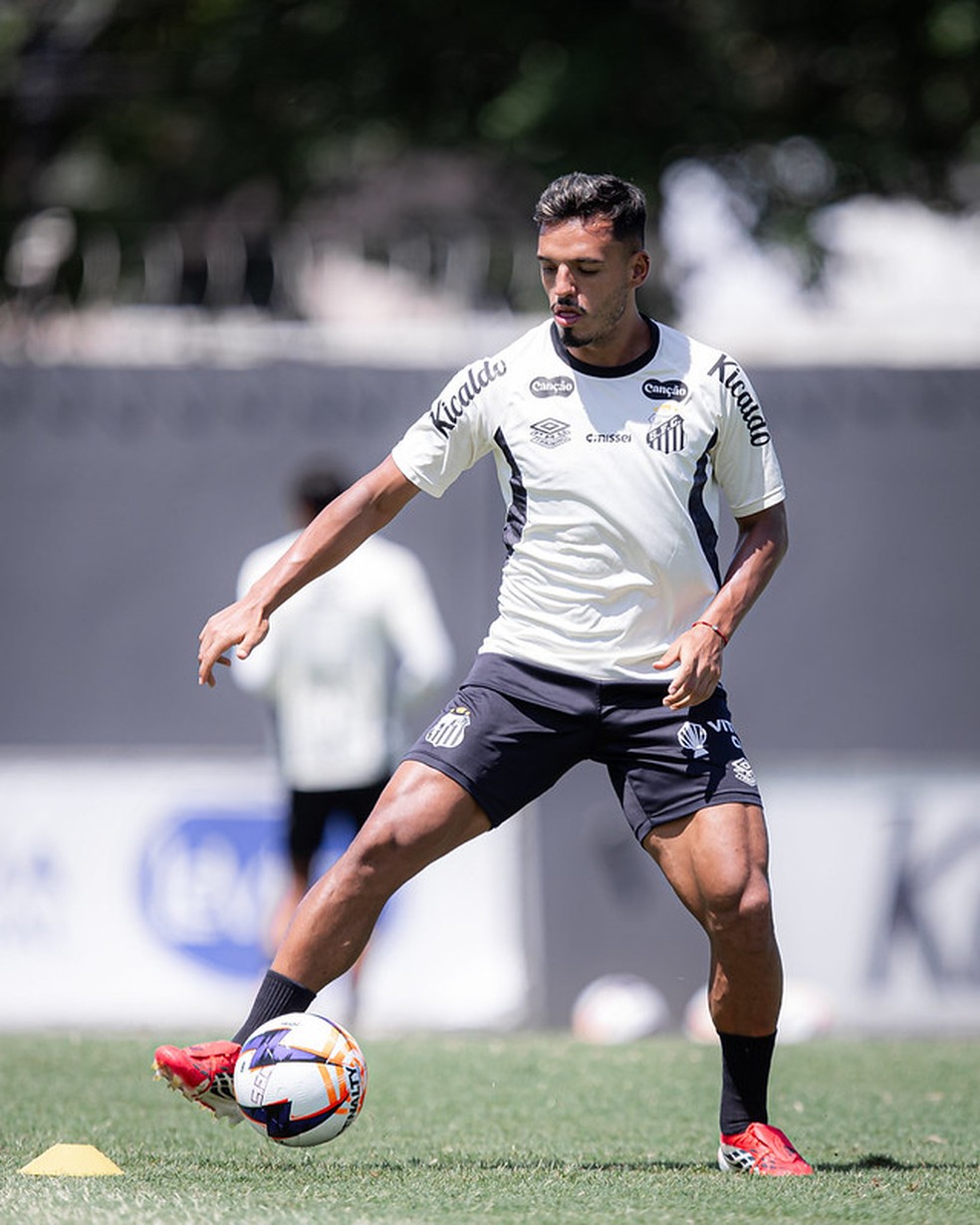 Gabriel Menino durante treino do Santos — Foto: Raul Baretta/ Santos FC