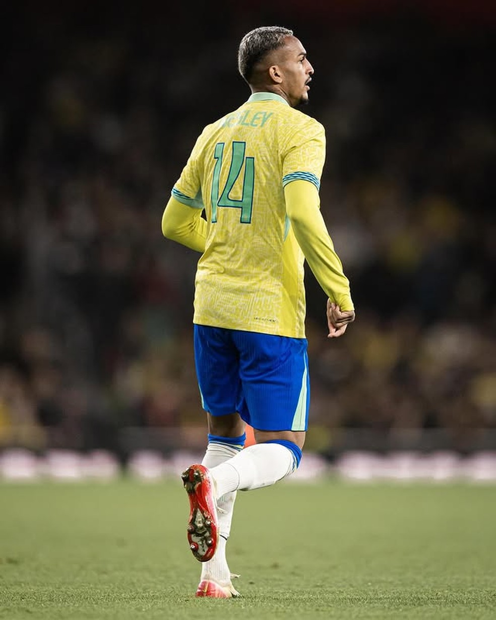 Lateral-direito Wesley em ação na partida entre Brasil e Senegal — Foto: Reprodução / Instagram