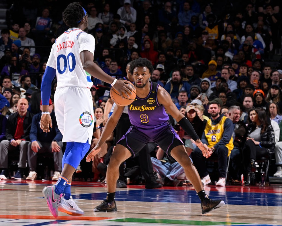 Bronny James em ação pelo Los Angeles Lakers contra o Philadelphia 76ers — Foto: Getty Images