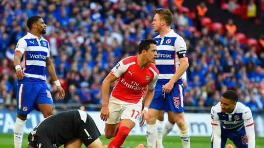 Com dois de Alexis e "frango", Arsenal vai à decisão da Copa da Inglaterra