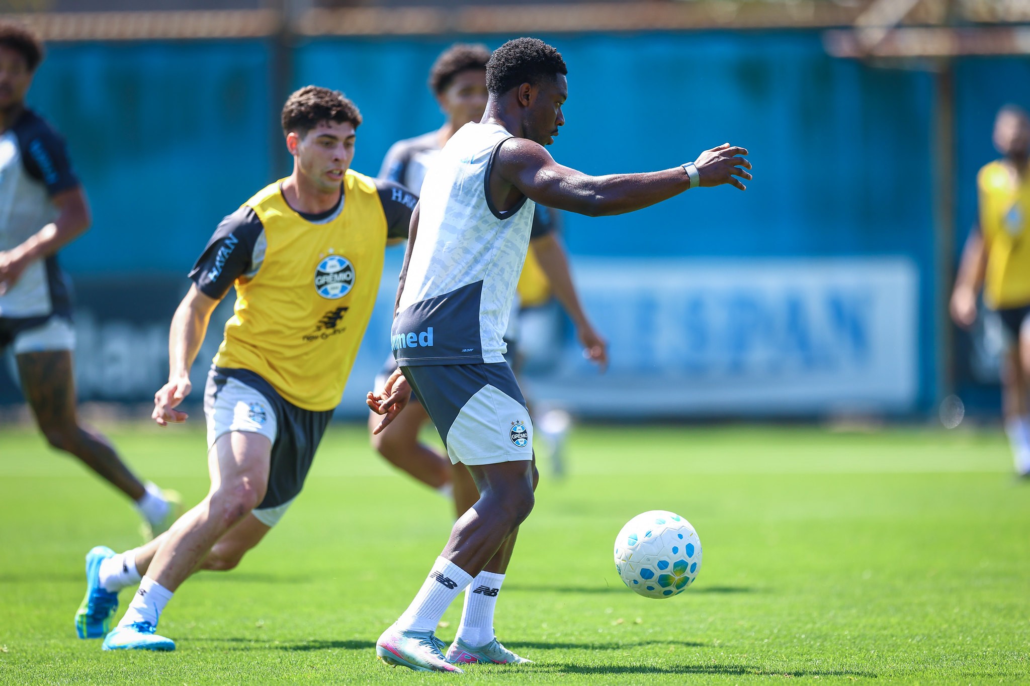 Como novo limite de estrangeiros impacta elenco do Grêmio e renovações