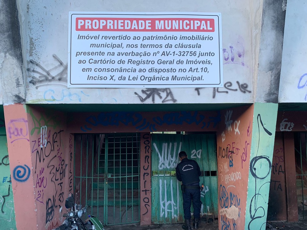 Aviso na entrada do estádio do Teresópolis informa que imóvel foi revertido ao patrimônio imobiliário municipal — Foto: Tébaro Schmidt / ge