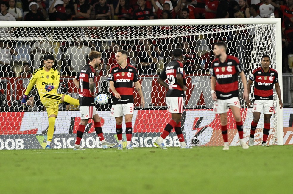 Jogadores do Flamengo abatidos em derrota para o Palmeiras — Foto: André Durão