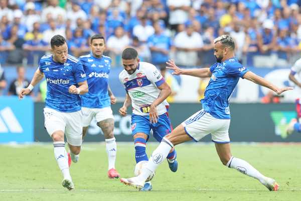 Atuações do Cruzeiro: Dudu e laterais devem melhorar, Lautaro se destaca.
