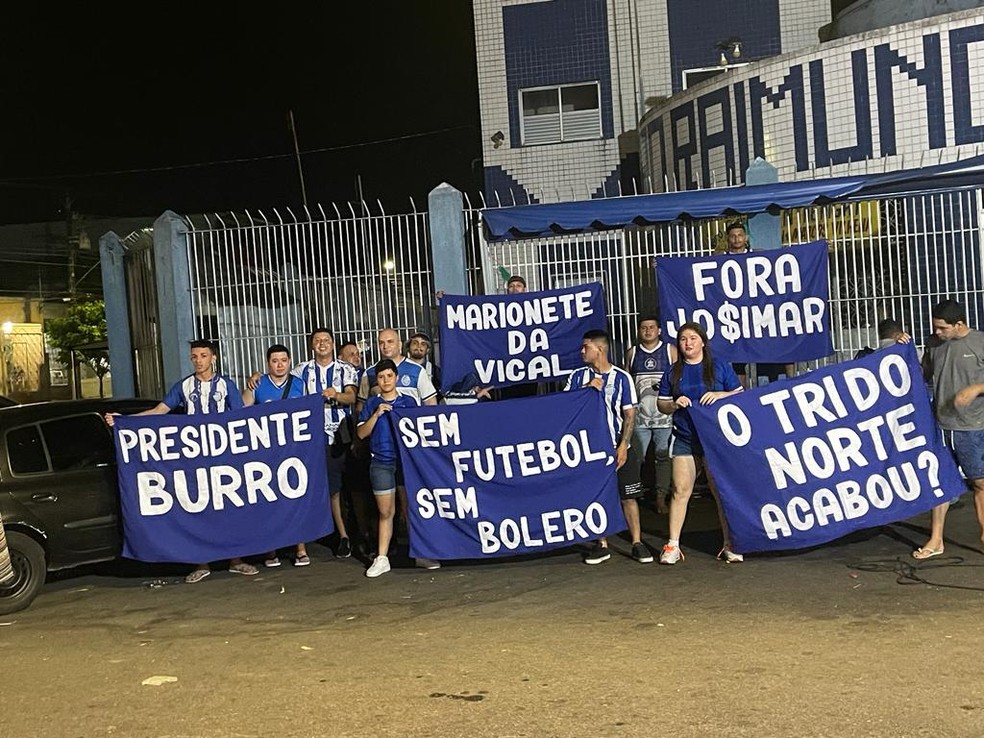 Torcedores do São Raimundo levaram cartazes em protestos contra o  presidente do clube — Foto: Roberta Rocha