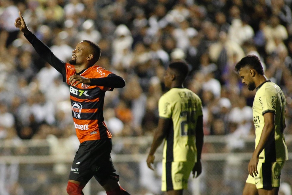 Léo Duarte comemora gol da vitória do Ituano sobre o Corinthians — Foto: Miguel Schincariol/Ituano FC
