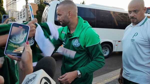 Palmeiras leva 24 jogadores para Ribeirão Preto em preparação para Copa do Brasil.