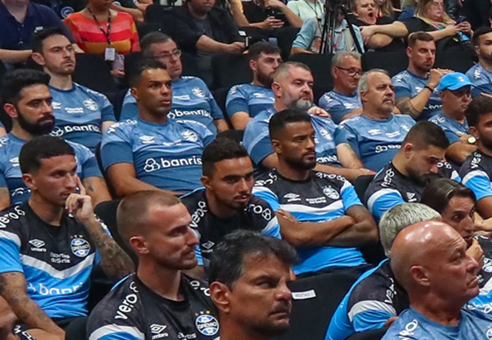 Lázaro (atrás de Reinaldo) em apresentação do Grêmio na temporada — Foto: Lucas Uebel/Grêmio