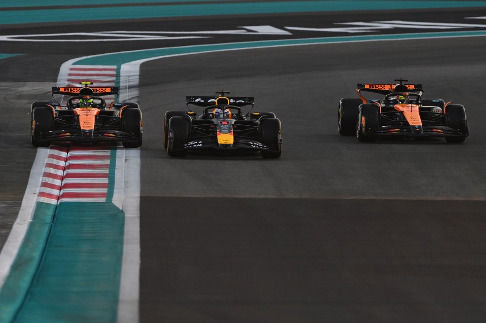 Piastri, Verstappen e Norris em ação no GP de Abu Dhabi da Fórmula 1 — Foto: Rudy Carezzevoli/Getty Images