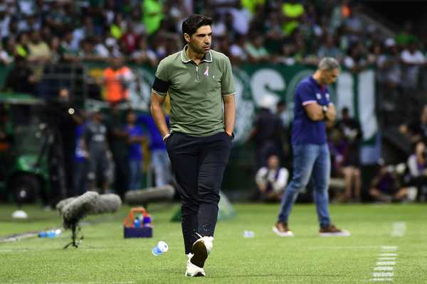 Abel lamenta vacilos do Palmeiras, mas segue confiante na conquista.