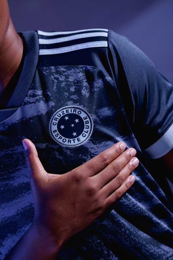Cruzeiro lança terceira camisa exclusiva para temporada atual.