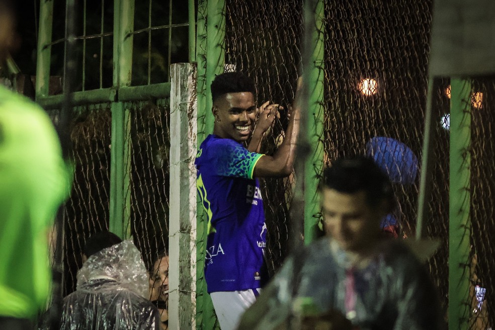 Estvo celebra um de seus gols no Jogo das Estrelas em Franca  Foto: Nicollas Vieira Bernardes Lopes