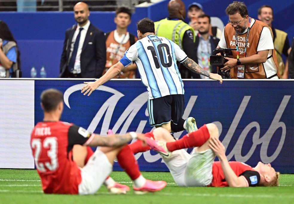 Messi comemora gol — destaque com Craque do Cartola na rodada
