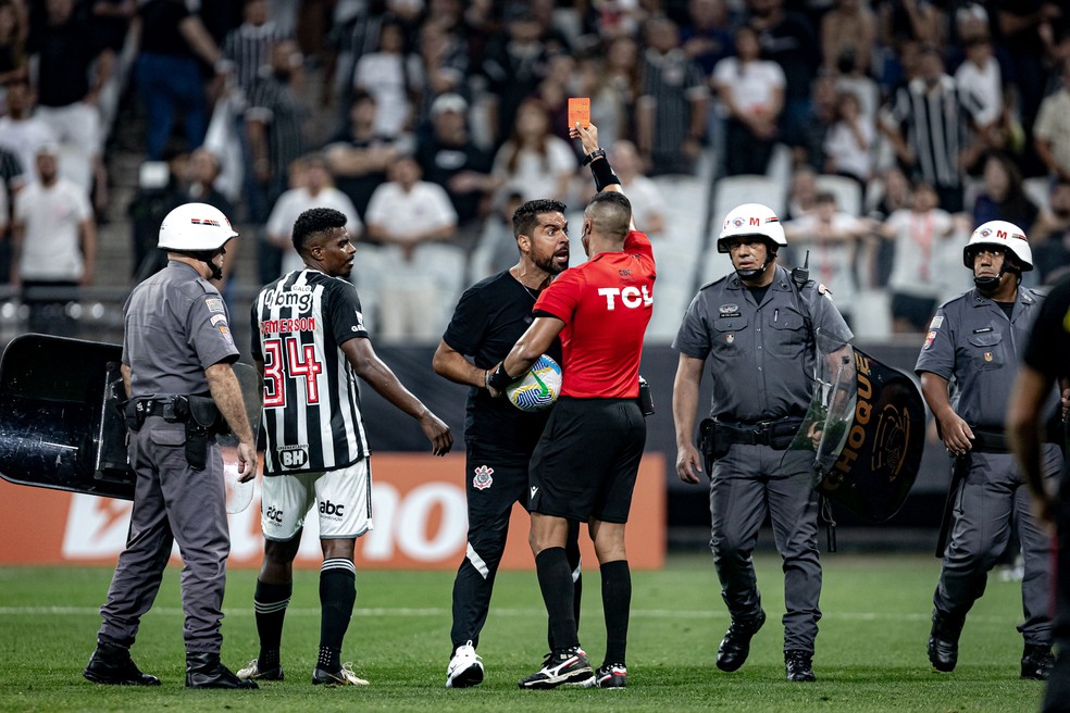 António Oliveira recebe cartão vermelho após jogo do Corinthians — Foto: Leonardo Lima/AGIF