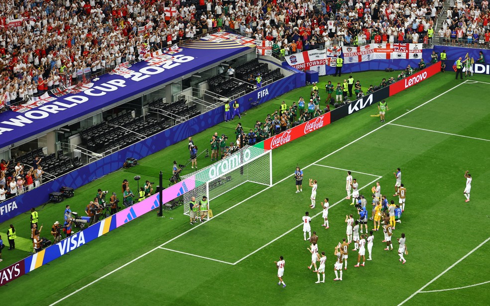 Torcedores da Inglaterra cantando Wonderwall Inglaterra com os jogadores