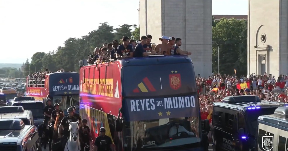 Ônibus da Espanha pelas ruas de Madri — Foto: Repdrodução